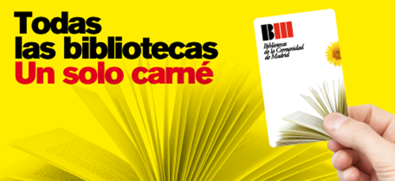 mano sujetando un carné de bibliotecas