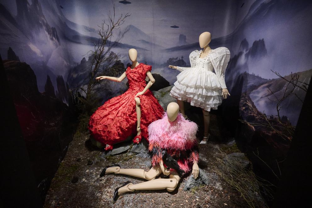 Exposición "Ana Locking. Nostalgia / Utopía". Sala Canal. Fotografía: Pablo Lorente Vista de una sala de exposiciones con maniquíes, diseños de moda y escaleras de acceso