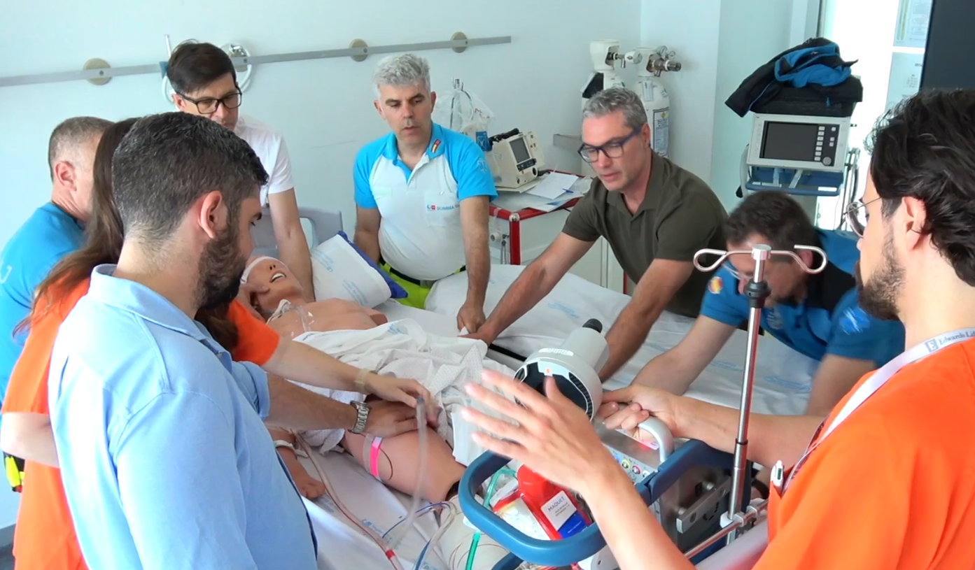 Grupo de sanitarios realizando prácticas a maniquí de simulación clínica