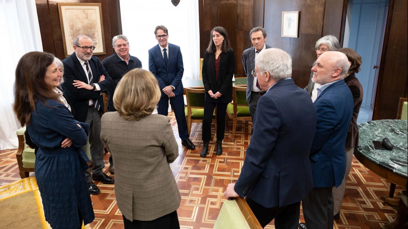 Previo al Acto de entrega diploma Ramón y Cajal del CSIC charlando en grupo redondo