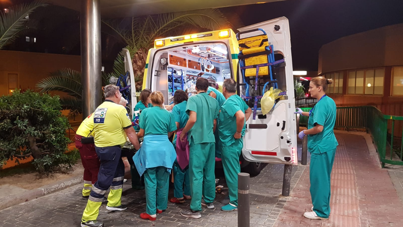 profesionales en la parte trasera de una ambulancia de transporte ECMO pediátrico