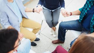 grupo de personas en círculo tomadas de la mano