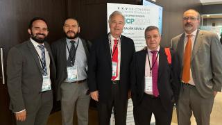retrato de grupo hombres de pie