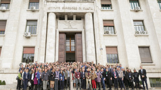 Fachada del Instituto Superior de Sanidad de Italia con foto de grupo en escaleras