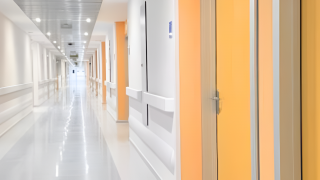 Pasillo del hospital con puertas amarillas