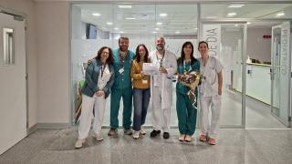 Grupo de seis profesionales sanitarios posando