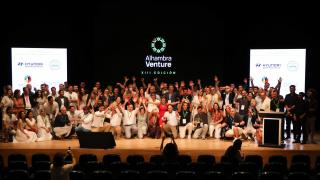 Muchas personas posando en un escenario