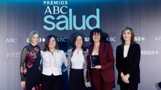 Cinco mujeres posando con un premio