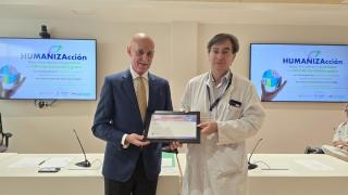 Dos hombres posando con un diploma