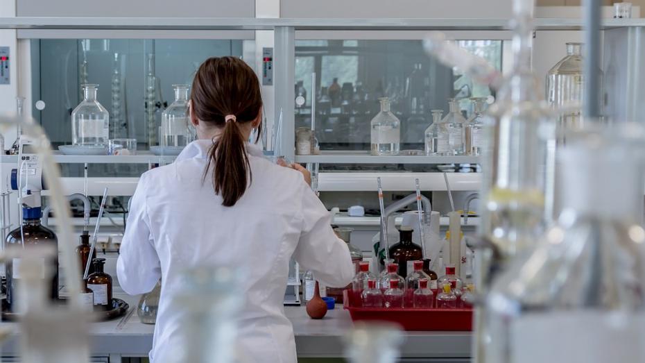 Medico en laboratorio
