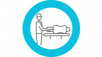 figura línea negra de médico haciendo examen recto de figura tumbada de lado y de espaldas