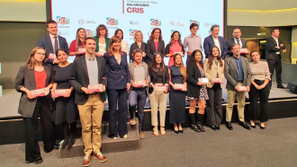 foto de grupo en escenario
