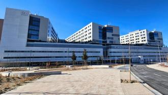 Nuevo Hospital 12 de Octubre edificio gris claro formado por tres bloques en aspa sobre una planta horizonal