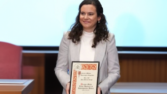 Julia Bernal Tirapo posando con su diploma