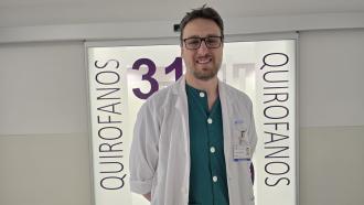 Álvaro Tejerizo retrato de medio plano con imagen luminosa detrás que pone quirófanos