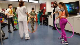 chicos y chicas haciendo rehabilitación cardiaca con aros 