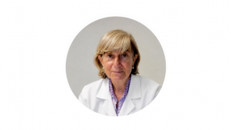 Retrato de doctora con bata blanca dentro de un círculo