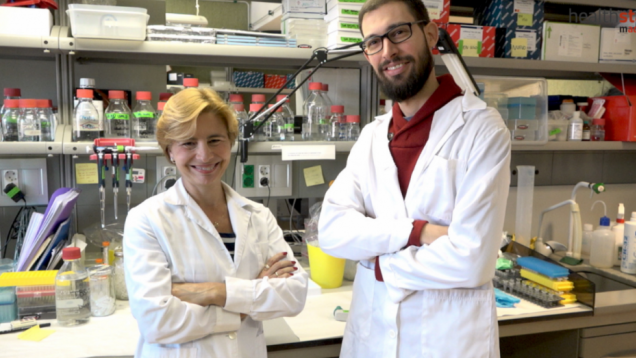 dos investigadores, mujer a la izquierda y hombre a la derecha delante de laboratorios