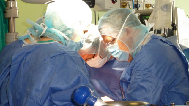 cirujanos en quirófano sobre mesa interviniendo al paciente