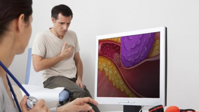 cara de mujer mirando atrás a un hombre que se aprieta la parte del corazón y a la derecha una pantalla con una representación del interior de una vea