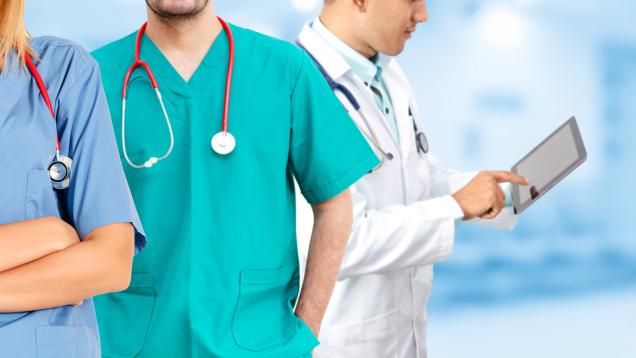 primer plano torsos tres médicos