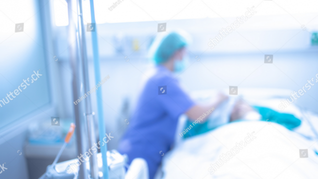 imagen desenfocada con paciente en cama y profesional sanitario al lado