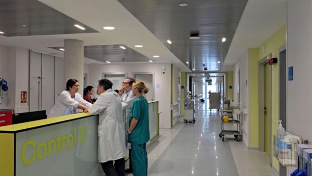 Tres personas en un puesto de control hospitalario