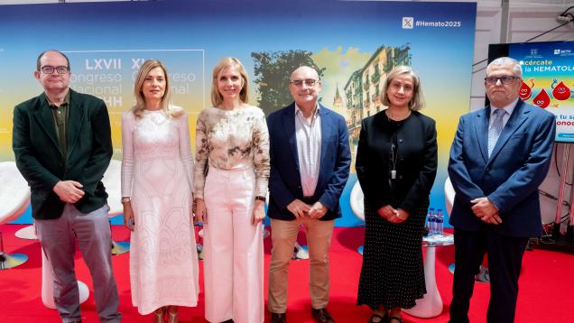 Grupo de seis personas posando.