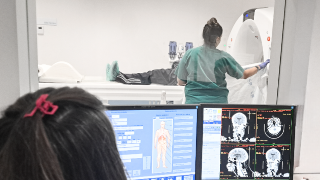 imágenes de alta resolución del cerebro y en el fondo profesional sanitaria con un paciente que entre en un dispositivo PET