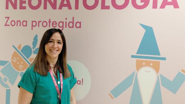 Retrato de una sanitaria con pijama verde debajo del nombre del servicio Neonatoogía