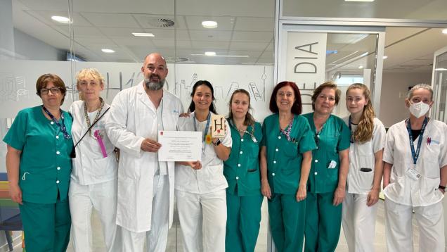 grupo de enfermeras y enfermero posando con un diploma