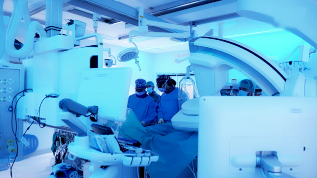 Cardiólogos en la sala de intervencionismo