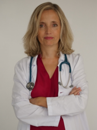 retrato medio cuerpo doctora con bata blanca, media melena rubia, mediana edad
