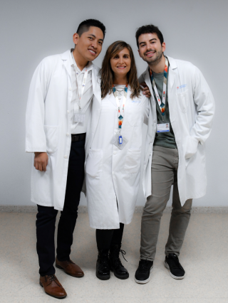 grupo de tres médicos con bata, dos hombre y una mujer