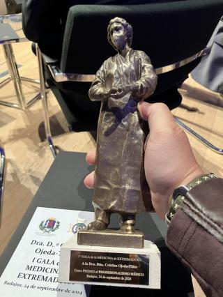 trofeo en bronce de una figura mujer sanitaria
