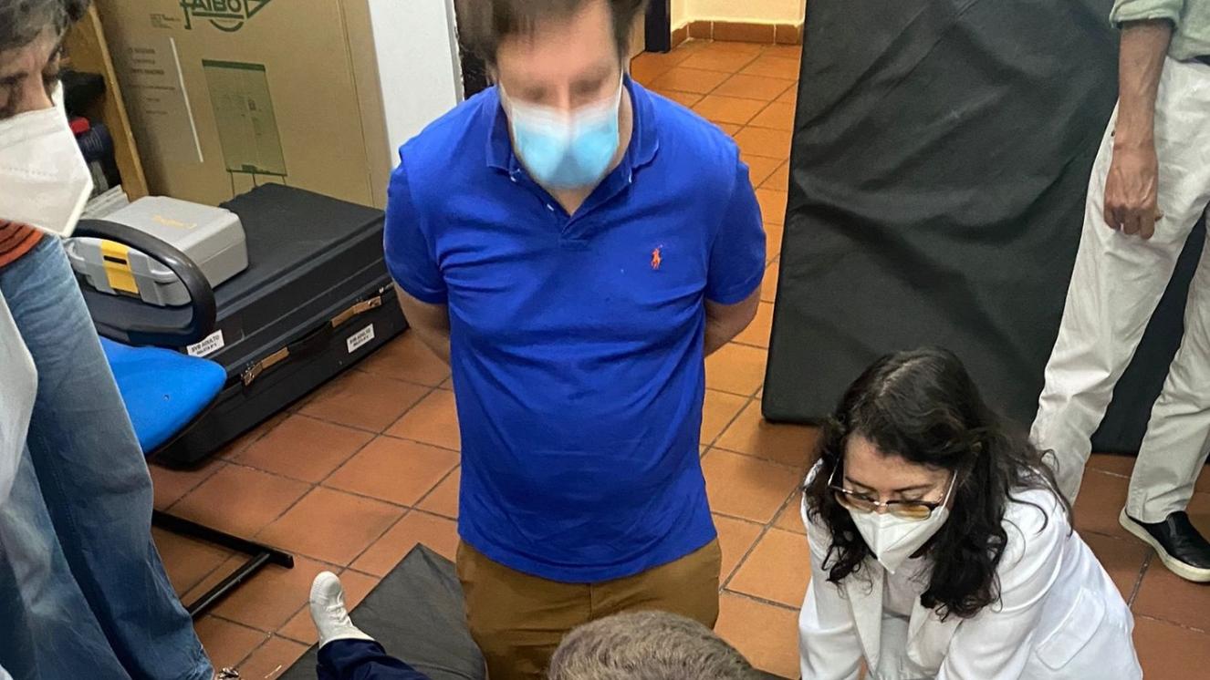 Profesionales y adultos haciendo RCP en un muñeco
