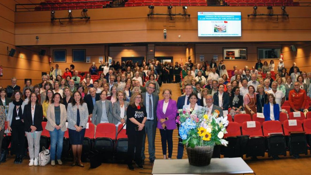 Foto del salón de actos con todos los  jubilados 2023