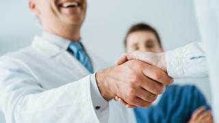 Profesional salnitario dano la mano a otra persona