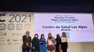 Grupo de personas recogiendo un premio