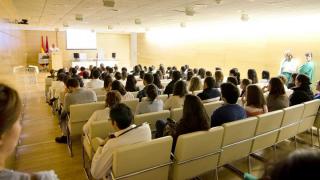 Aula con profesionales sentados desde el fondo