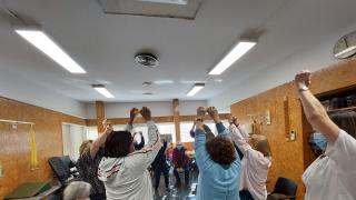 Pacientes diabéticos haciendo ejercicio en un aula 