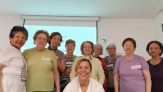 grupo de pacientes con su fisioterapeuta