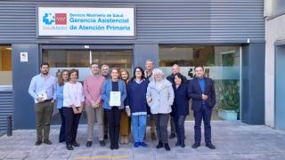 foto de familia de la Gerencia Asistencial con el diploma
