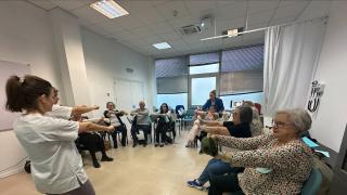 enfermeras realizando un taller de actividad física para mayores