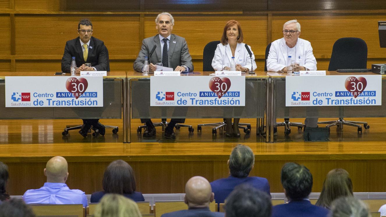 Mesa del acto de 30 aniversario del Centro de Transfusión con el consejero de Sanidad, la directora gerente del Centro y parte de la Dirección.