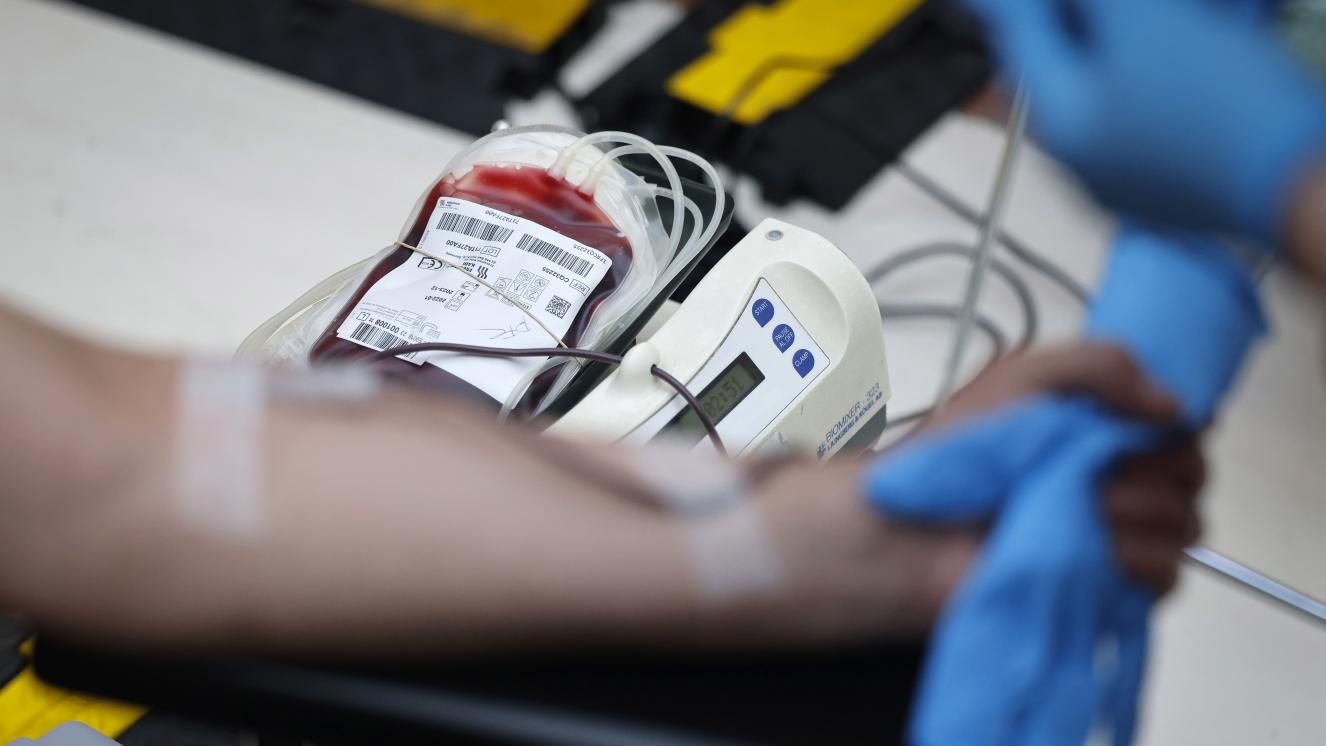 Bolsas de sangre en la báscula de medición en el momento de la donación