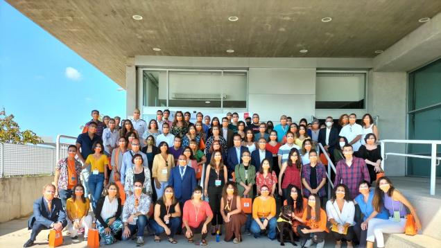 imagen de grupo de donantes de médula, colaboradores y profesionales en el exterior del Centro de Transfusión