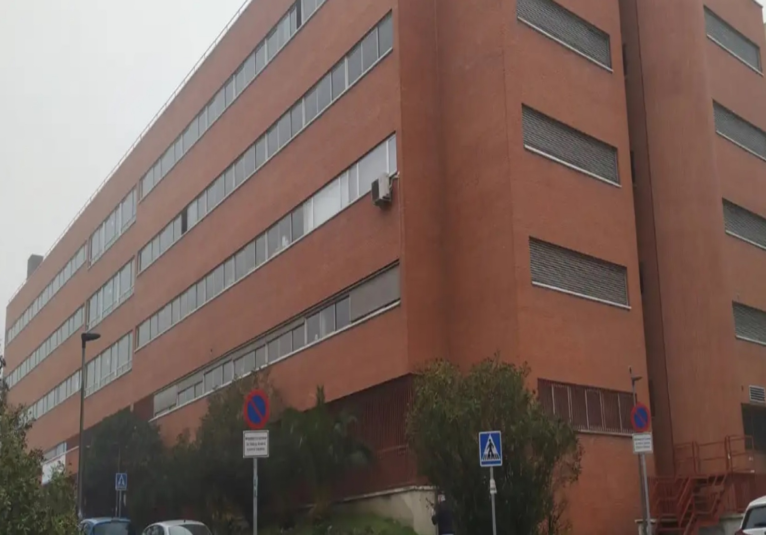 Fachada de ladrillos del edificio del Centro de especialidades de El Arroyo