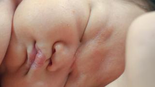 foto de un bebé abrazadno a su madre