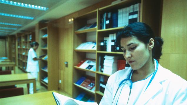 BIBLIOTECA CON MEDICO Y ENFERMERA